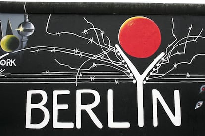 El autor de este mural es Gerhard Lahr, un ilustrador de libros de niños que vive en el este de Berlín. La imagen representa la caída del muro de Berlín y la unión de ciudades como Nueva York y Tokio.