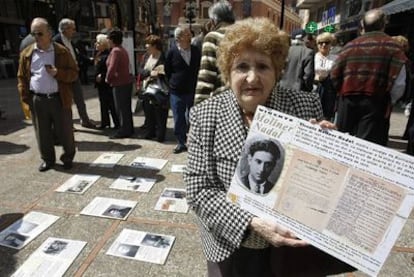 La hija, el nieto y la bisnieta de Vicente Moliner Nadal, se manifestaron ayer en Burriana