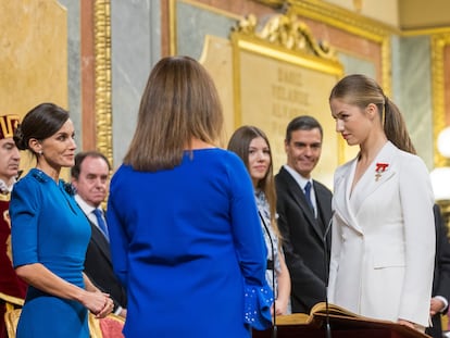 La princesa Leonor jura la Constitución ante la presidenta del Congreso, Francina Armengol, y los Reyes, este martes.