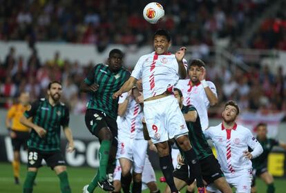 Bacca, delantero del Sevilla remata de cabeza durante el Sevilla-Betis