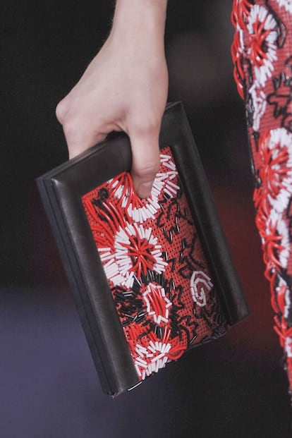 Los bolsos marco de Christopher Kane son de los que le tienden la mano a los estampados de pantalones y vestidos.