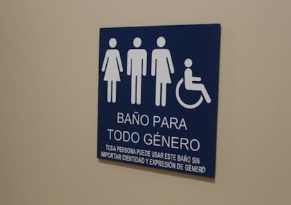 Un letrero común en un baño inclusivo