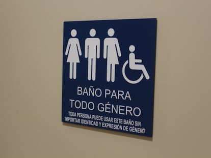 Un letrero común en un baño inclusivo.