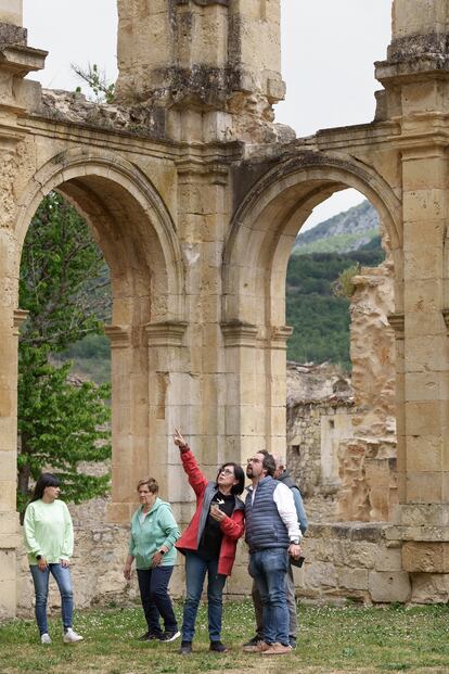 En las ruinas de Santa María de Rioseco, de izquierda a derecha, Marina Llano, empleada del monasterio;  Chelo Pérez, vecina del vallede Manzanedo; Esther López Sobrado, presidenta de la asociación Salvemos Rioseco, y el párroco Juan Miguel Gutiérrez.