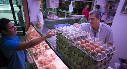 Un puesto de huevos en el mercado de Triana en Sevilla.