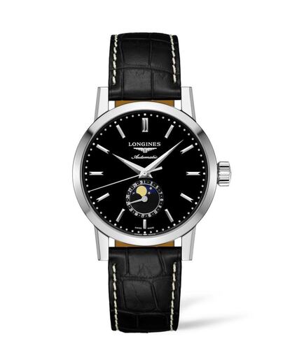 El modelo Longines 1832 rinde homenaje a la fecha de fundación de la emblemática firma. La línea es una digna heredera de la tradición relojera y de los códigos estéticos de la marca. Ahora, la marca ha incorporado varios nuevos diseños a la serie. Este reloj, con esfera negra mate, pura y elegante, cuenta con fondo transparente para dejar a la vista el fascinante trabajo del movimiento que lo mantiene en marcha. Está montado sobre correas de cuero negro para completar los aires sofisticados de la colección. Precio: 2.070 euros.