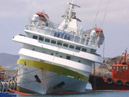 El <i>Vistamar Canarias</i> aparece escorado en el puerto de Ibiza a causa del accidente sufrido.
/ EFE