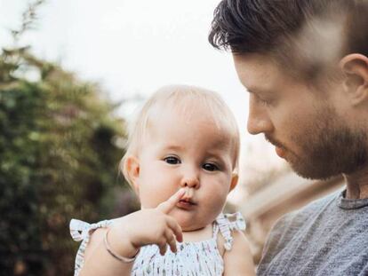 Un padre mira a su bebé. 