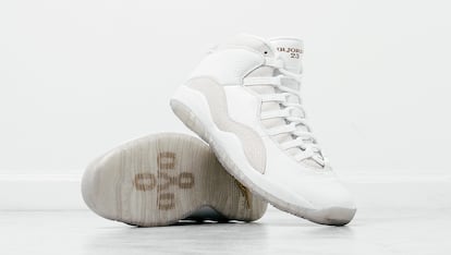 Air Jordan 10-12 OVO

Otro icono del hip-hop también tiene el honor de firmar algunas de las sneakers más caras de la historia. Drake regaló un par a una aficionado durante un partido de la NBA que las revendió en internet por 18.000 euros. Por otro de sus pares se llegaron a pagar hasta 92.000 euros.