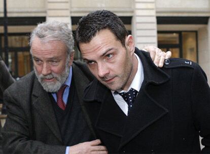 Jérôme Kerviel, ayer a la salida de los juzgados acompañado por uno de sus cuatro abogados