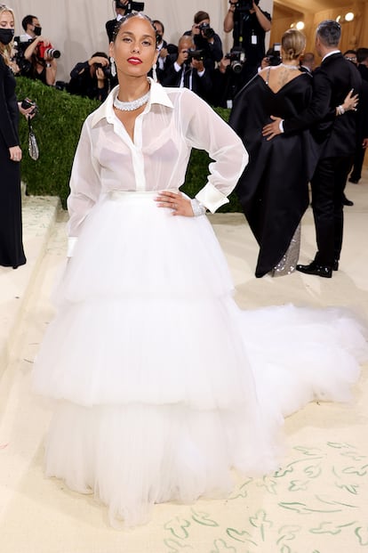 Alicia Keys, con un look blanco de AZ Factory.