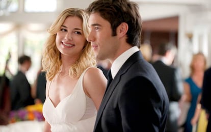 Emily VanCamp y Josh Bowman.