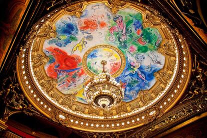 Pintura de Marc Chagall en la Ópera de París (Palais Garnier).