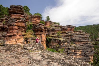 Una mujer obserba el barranco de la Hoz, un cañón en el geoparque de Molina y el Alto Tajo (Guadalajara).