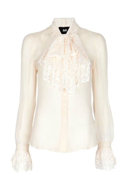 Camisa en blanco roto con chorreras y puños de encaje, de D&G para Farfetch. Precio: c.p.v.