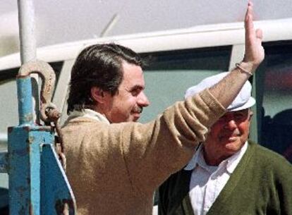 En la foto, Aznar saluda desde la barcaza que le llevó al parque nacional de Doñana.