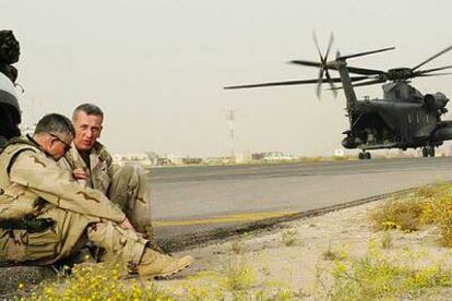 El general Franks (de frente) conversa en abril de 2003 con el general McKiernan en una base de Kuwait.