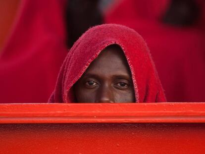 Un chico migrante rescatado en el  Meditérraneo en octubre de 2019.
  