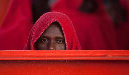 Un chico migrante rescatado en el  Meditérraneo en octubre de 2019.
  