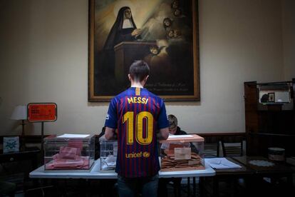 A young man votes in Valencia, where voters are also choosing regional representatives today. Spaniards will return to the polls on May 26 for local and European elections.