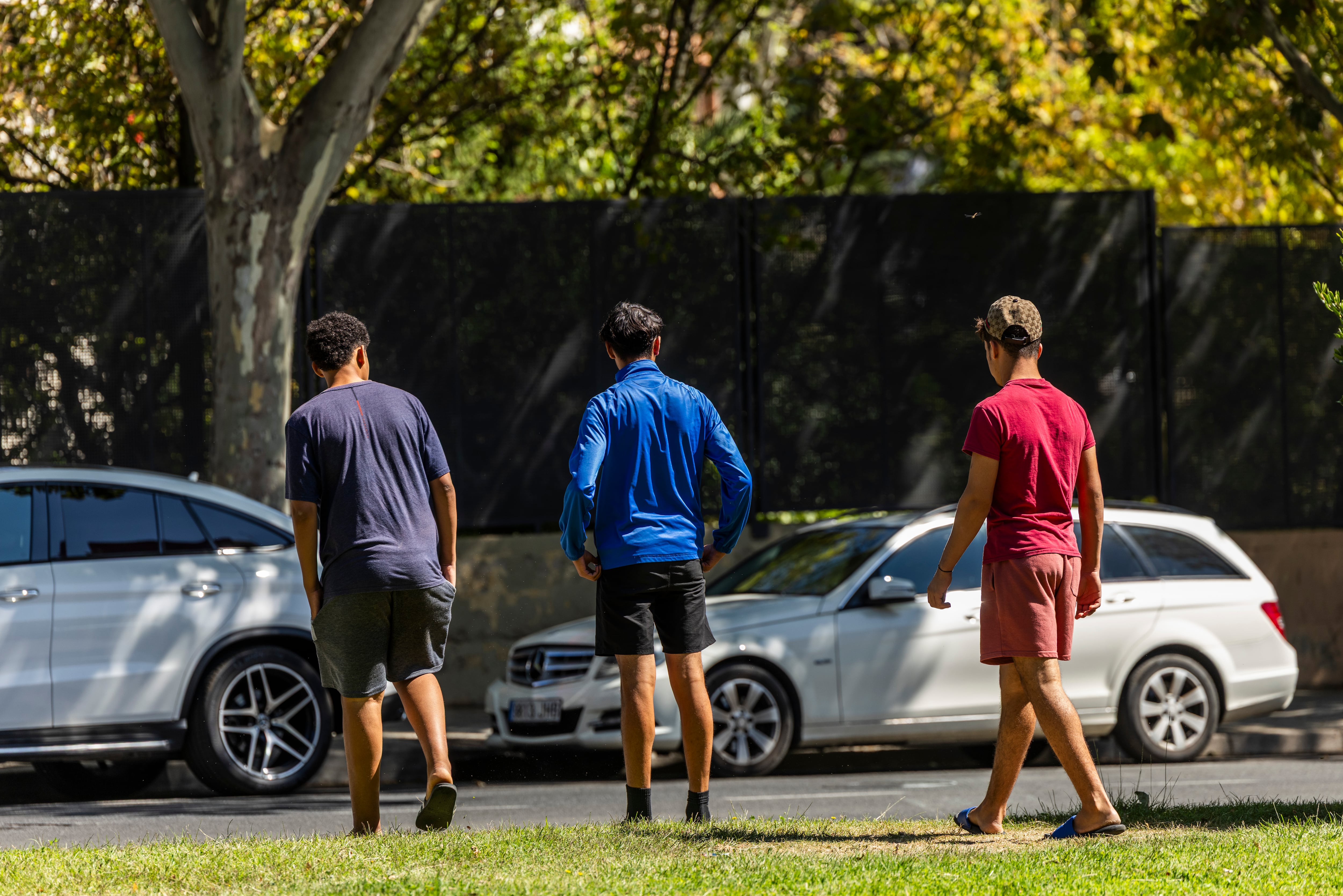 Un uomo spruzza gas pimienta su tre minori migranti vicino al centro di accoglienza di Hortaleza