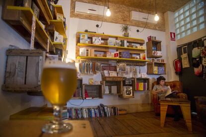 La Jerónima, un garaje convertido en librería donde se puede tomar una cerveza artesanal.