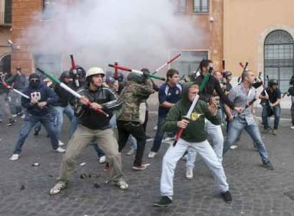 Incidentes durante la manifestación estudiantil en la plaza Navona de Roma. En la imagen, universitarios de derechas.