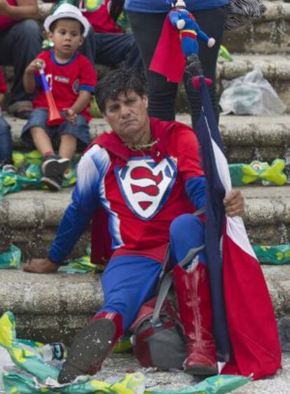 Un aficionado costarricense, vestido de Superman.