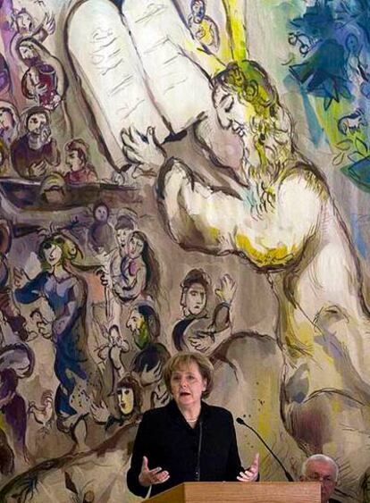 Angela Merkel, en la Kneset, con un mural de Chagall de fondo.