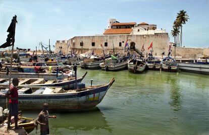 Barcas frente al fuerte de Elmina, en la costa de Ghana.