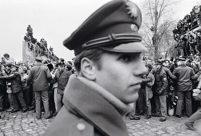 Berlín occidental, 1989. Los reporteros gráficos se apelotonan para retratar a los berlineses del Este cruzar al lado occidental de la frontera. Es 10 de noviembre de 1989, la mañana siguiente a la caída del muro de Berlín que marca el comienzo del fin de la guerra fría. Europa abandona el siglo XX e inicia el camino hacia la demolición de sus fronteras, preludio de la época de mayor estabilidad del Viejo Continente prolongada durante los últimos decenios... Hasta el estallido de la crisis.