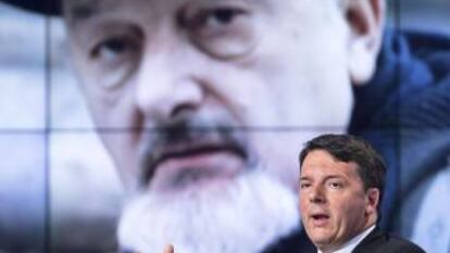 Matteo Renzi comparece en la Rai con fondo la imagen de su padre