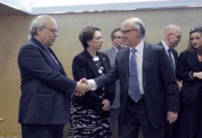 El consejero de Economía catalán, Andreu Mas-Colell, saluda al ministro de Hacienda, Cristóbal Montoro, en el Consejo de Política Fiscal y Financiera.