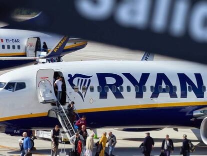 Pasajeros bajan de un avión de Ryanair en el aeropuerto de Girona. 