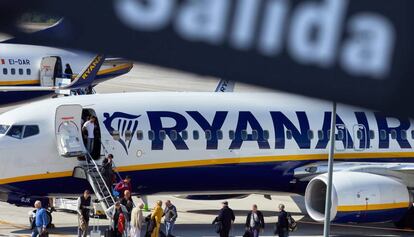 Pasajeros bajan de un avión de Ryanair en el aeropuerto de Girona. 