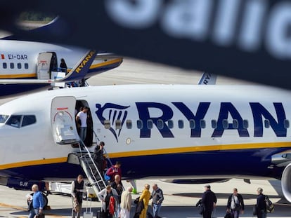 Passatgers baixen d'un avió de Ryanair a l'aeroport de Girona.