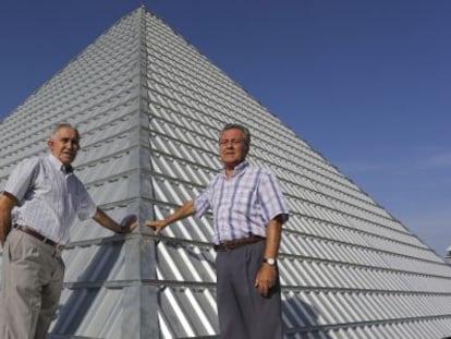 José Dorado y Francisco Espinosa, junto al monumento a los fusilados.