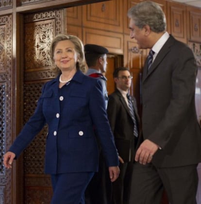 La secretaria de Estado de EE UU, Hillary Clinton, camina acompañada del secretario de Exteriores de Pakistán, Shah Mehmood Qureshi.