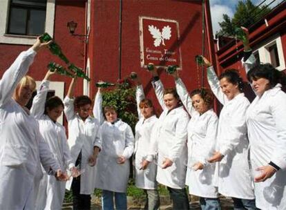 Alumnas del módulo de hostelería de la Fundación Fucomi, en Cangas.