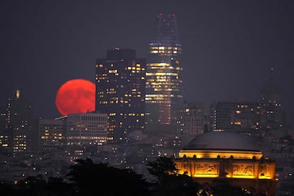La superluna, entre los edificios de la ciudad de San Francisco, California, la noche del 30 de agosto.