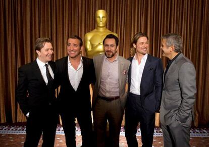 Los cinco nominados a mejor actor posan juntos. De izquierda a derecha: Gary Oldman, Jean Dujardin, Demian Bichir, Brad Pitt y George Clooney.