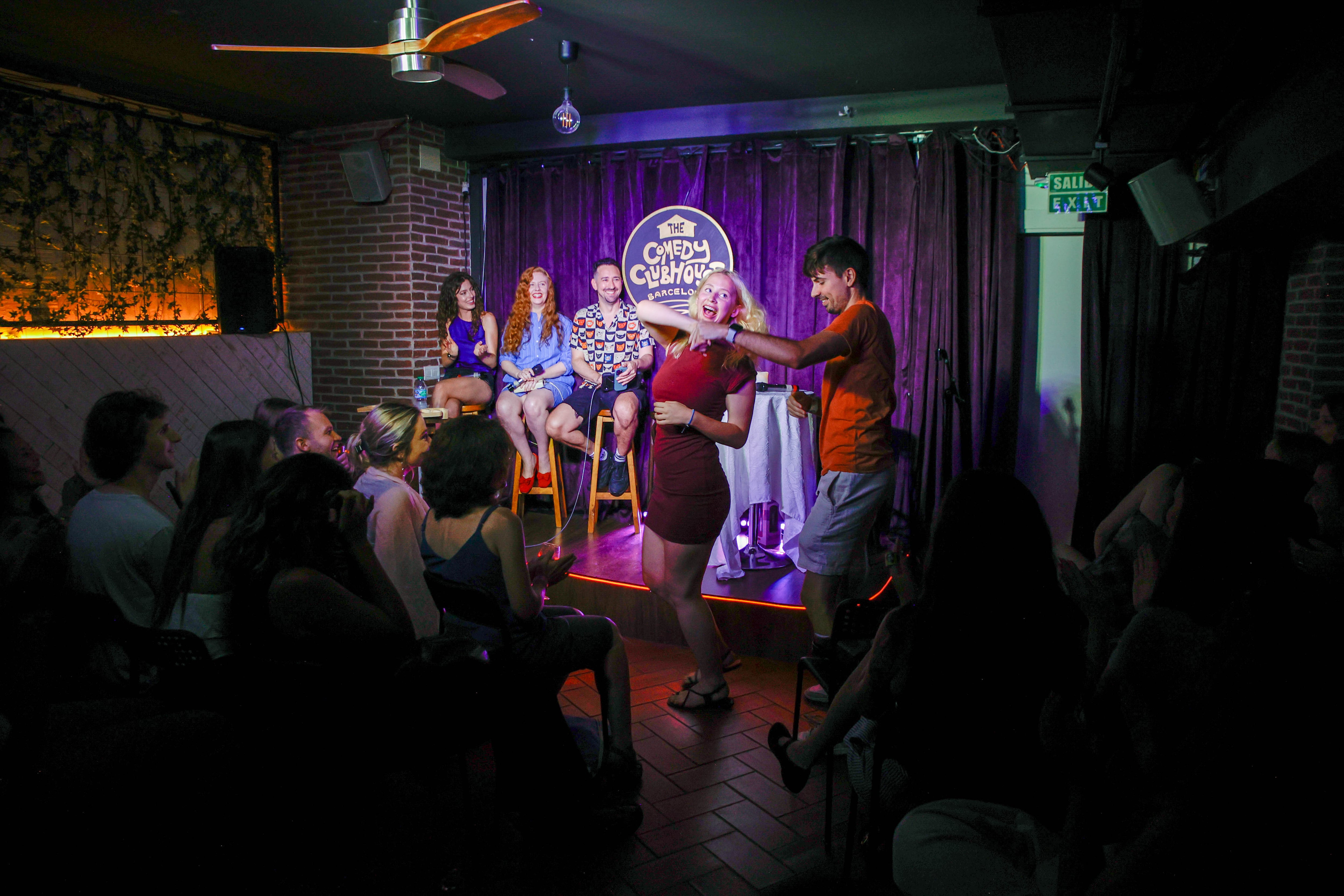 Espectáculo 'LOLyamorous. A Comedy Dating Show' en el The Comedy Club House de Barcelona un sábado de julio.