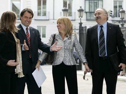 De izquierda a derecha, Carme Chacón, Artur Mas y Manuela de Madre, en el Congreso.