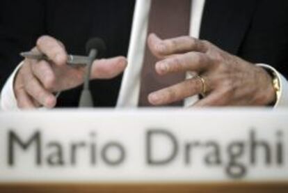 Detalle de las manos del presidente del Banco Central Europeo (BCE), Mario Draghi, durante su comparecencia en la sede del BCE en Fráncfort, Alemania el jueves 6 de junio de 2013.