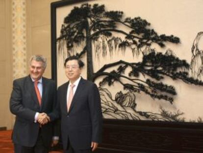 Jesús Posada con el presidente del Comité Permanente de la Asamblea Popular Nacional, Xhang Dejiang.