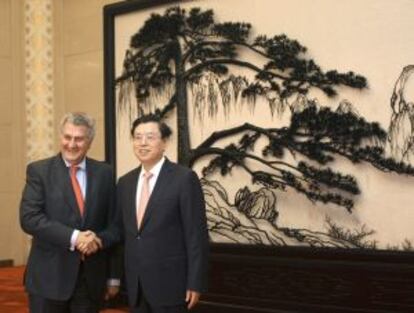 Jesús Posada con el presidente del Comité Permanente de la Asamblea Popular Nacional, Xhang Dejiang.