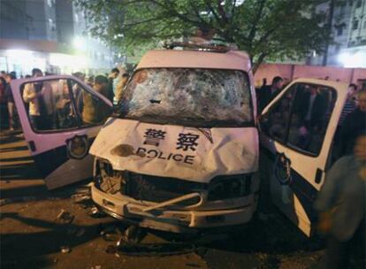Un furgón policial destruido hace dos semanas por trabajadores de Dongguan (China).