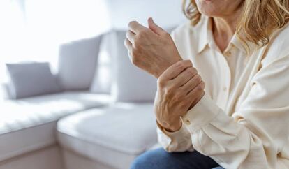 Una mujer con artritis en la muñeca.