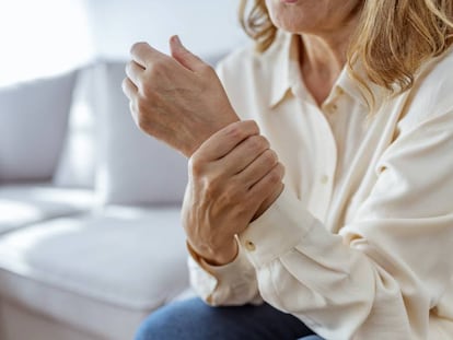 Una mujer con artritis en la muñeca.