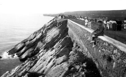 El paseo de San Pedro, en la localidad asturiana de Llanes, fotografiado por uno de los profesionales que en el primer tercio del siglo XX documentaron pueblos y ciudades de España.